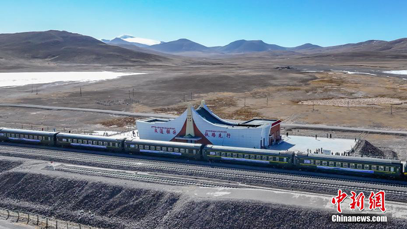 Туристер ?лемдег? е? би?к таулы тем?ржол вокзалын тамашалады