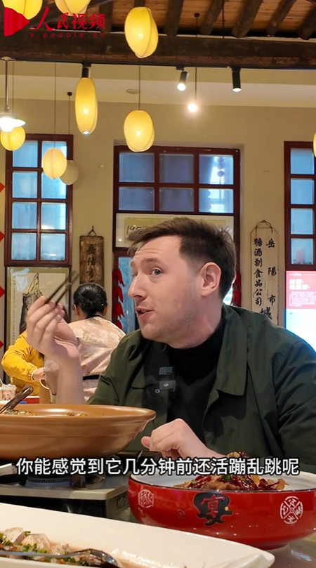 Шетелд?ктер Юэянда?ы балы? та?амдарынан д?м татты