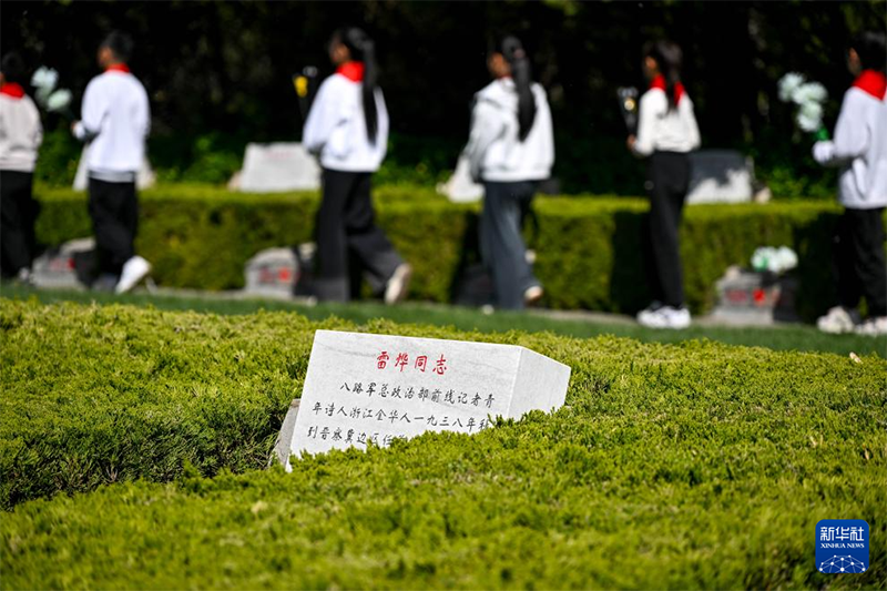 ?аб?р сыпыру к?н?не ?арай ??рбандар еске алынды