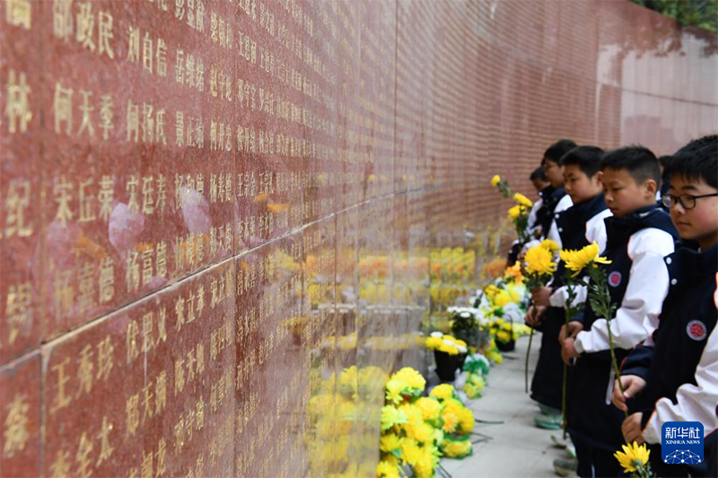 ?аб?р сыпыру к?н?не ?арай ??рбандар еске алынды