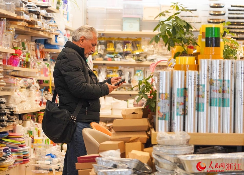 Чжэцзянны? Иуында?ы халы?аралы? сауда ?аласында сауда ?ызу ж?р?п жатыр