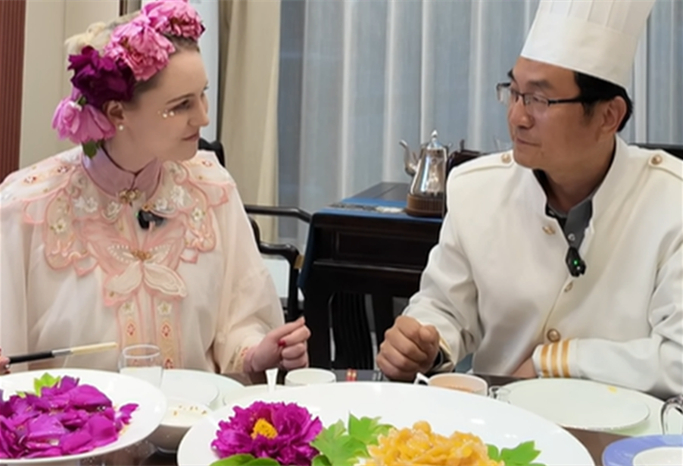 Орыс ?ызы Хэцзэда ?г?л? та?амыны? д?м?не с?йс?нд?