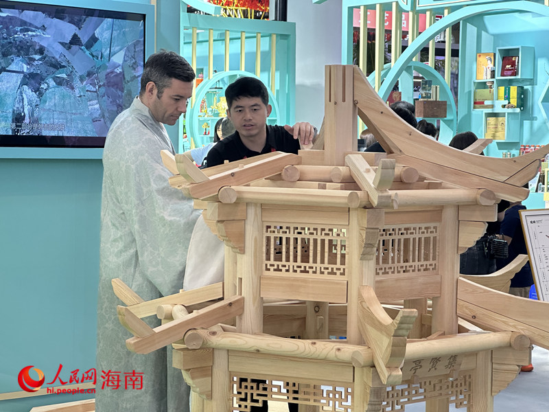 Т?тыну тауарлары к?рмес?ндег? ?ытай элементтер?н ?амты?ан отанды? ?с?нд? б?йымдар?