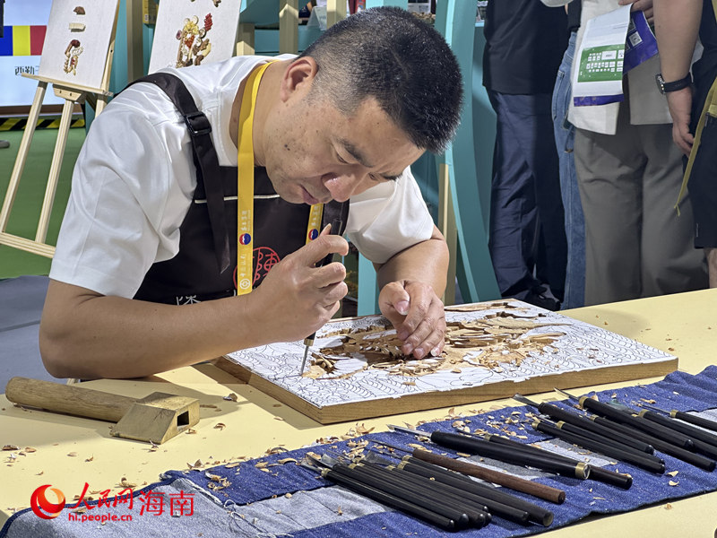 Т?тыну тауарлары к?рмес?ндег? ?ытай элементтер?н ?амты?ан отанды? ?с?нд? б?йымдар?