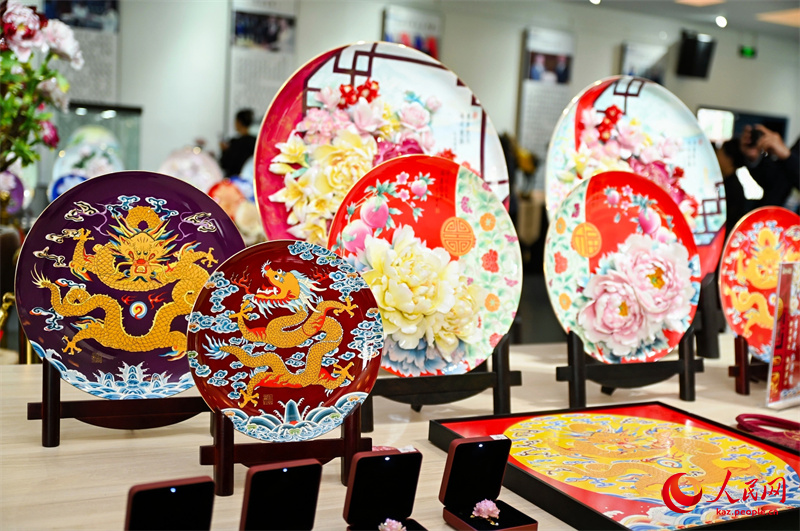 Еуразиялы? т?лш?лер Лоян пион фарфорына тамсанды