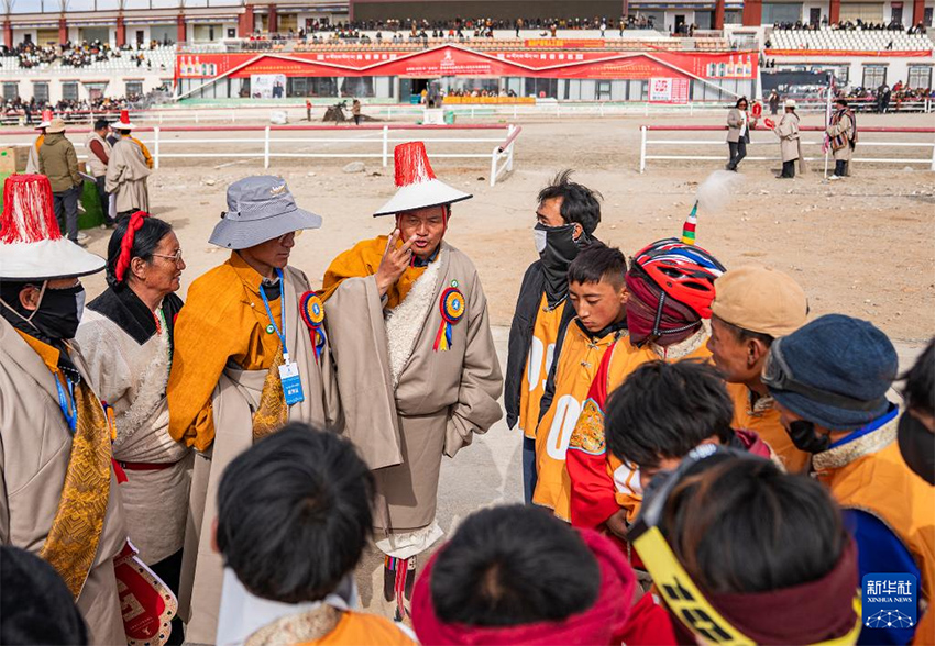 Дамсун, Сицзан: Ат ?ст?ндег? карнавал