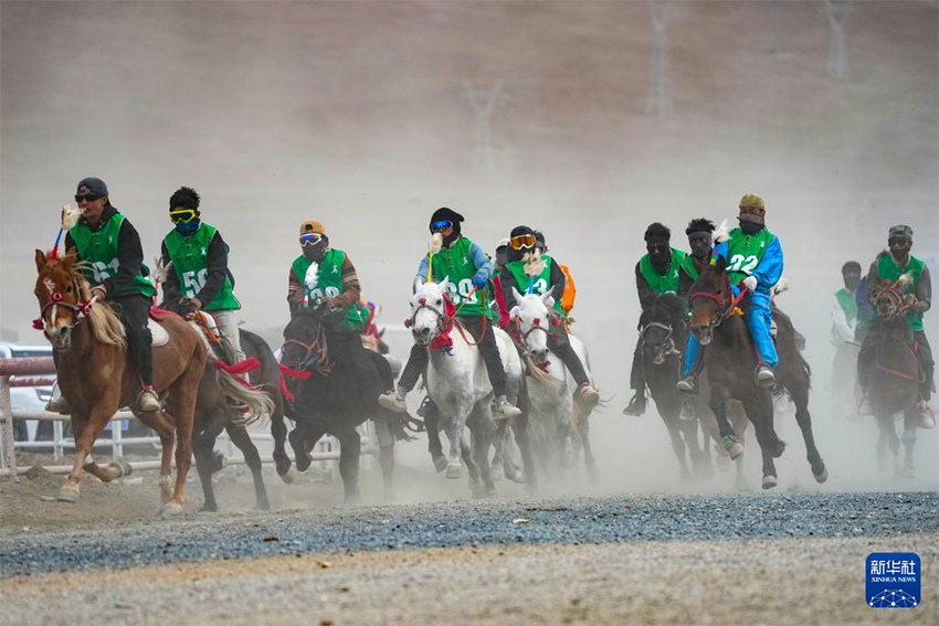 Дамсун, Сицзан: Ат ?ст?ндег? карнавал