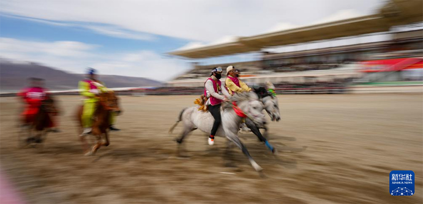 Дамсун, Сицзан: Ат ?ст?ндег? карнавал