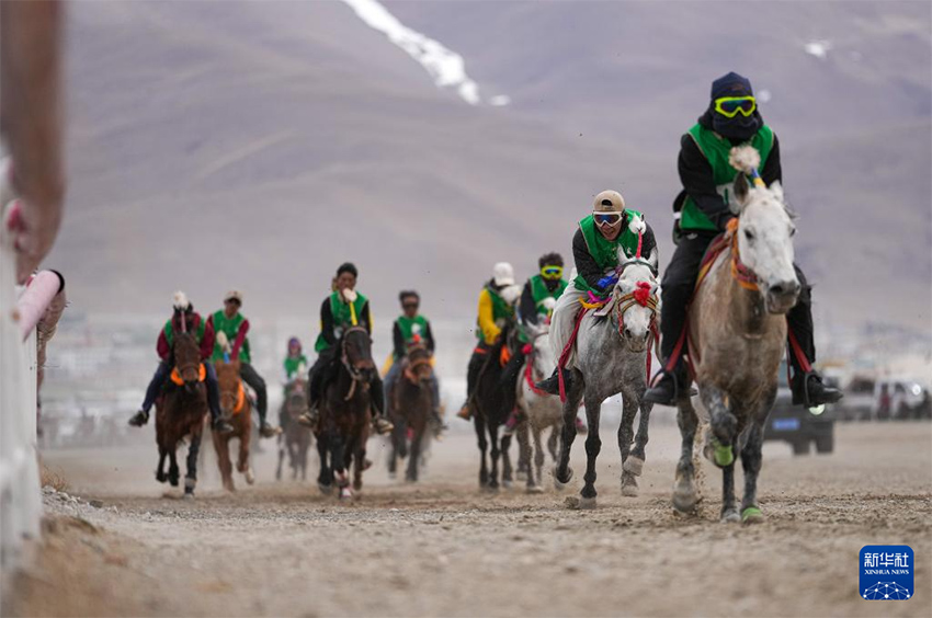 Дамсун, Сицзан: Ат ?ст?ндег? карнавал