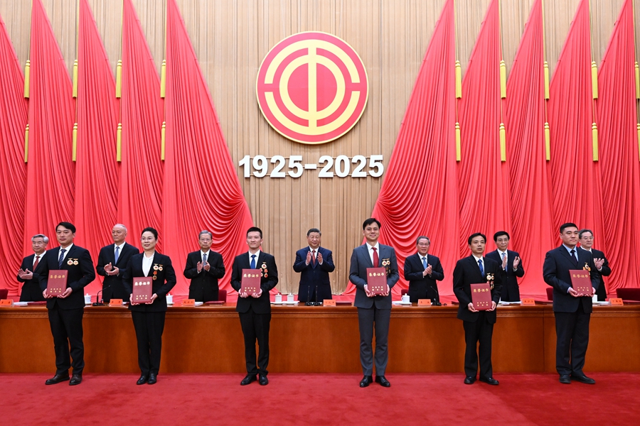 ?ытайда?ы мемлекетт?к к?с?пода?тар федерациясыны? 100 жылды?ын атап ?ту ж?не мемлекетт?к ?лг?л? ж?мысшыларды марапаттау жиналысында Си Цзиньпин ма?ызды с?з с?йлед?