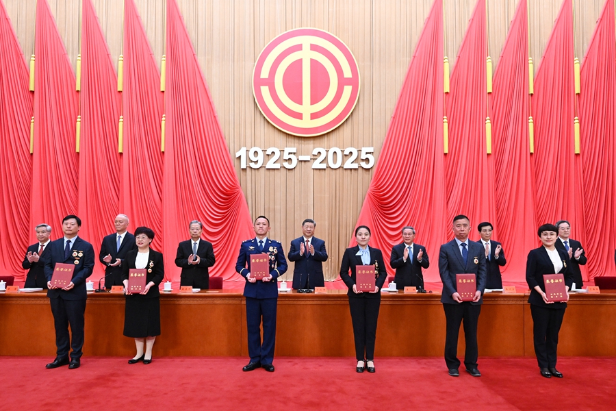 ?ытайда?ы мемлекетт?к к?с?пода?тар федерациясыны? 100 жылды?ын атап ?ту ж?не мемлекетт?к ?лг?л? ж?мысшыларды марапаттау жиналысында Си Цзиньпин ма?ызды с?з с?йлед?