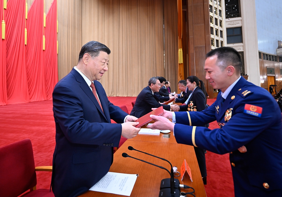 ?ытайда?ы мемлекетт?к к?с?пода?тар федерациясыны? 100 жылды?ын атап ?ту ж?не мемлекетт?к ?лг?л? ж?мысшыларды марапаттау жиналысында Си Цзиньпин ма?ызды с?з с?йлед?