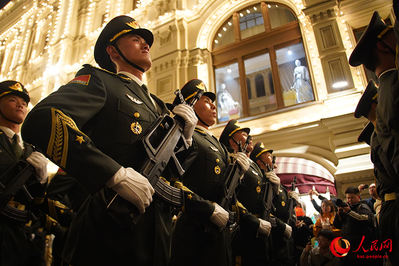 ?ытайды? ??рмет ?арауылы М?скеудег? ?ызыл ала?да ?скери парадты? дайынды?ына ?атысты