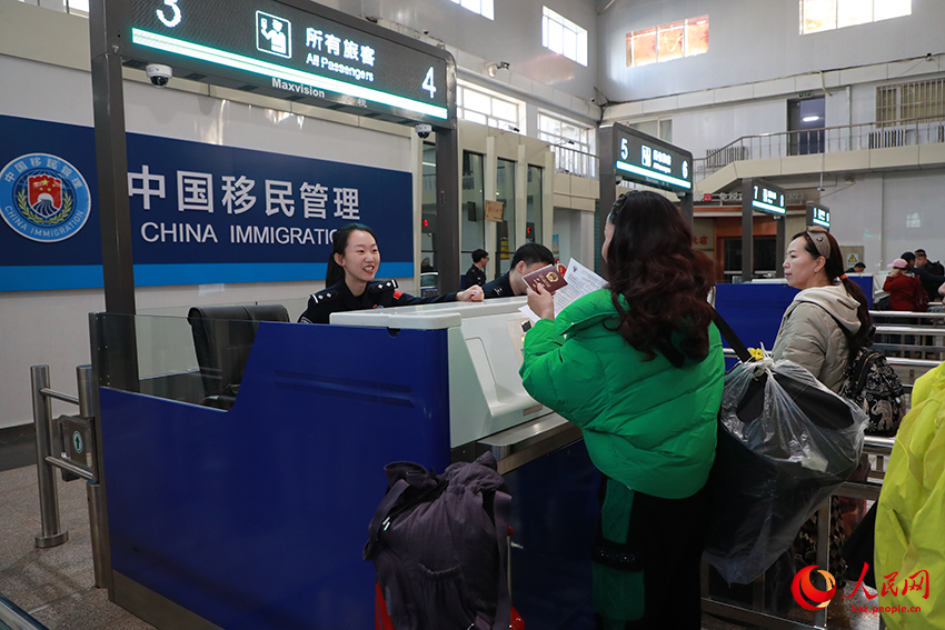 Хэйхэ, Хэйлунцзян: ?ытай-Ресей шекаралас ?зен? м?з ер?ген кезе?дег? халы?аралы? жолаушылар кемелер?н ашты