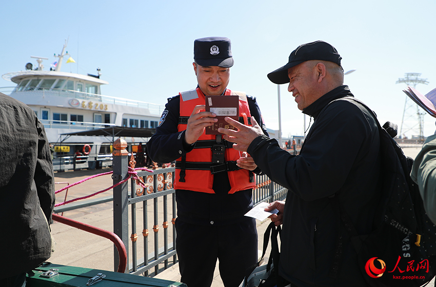 Хэйхэ, Хэйлунцзян: ?ытай-Ресей шекаралас ?зен? м?з ер?ген кезе?дег? халы?аралы? жолаушылар кемелер?н ашты