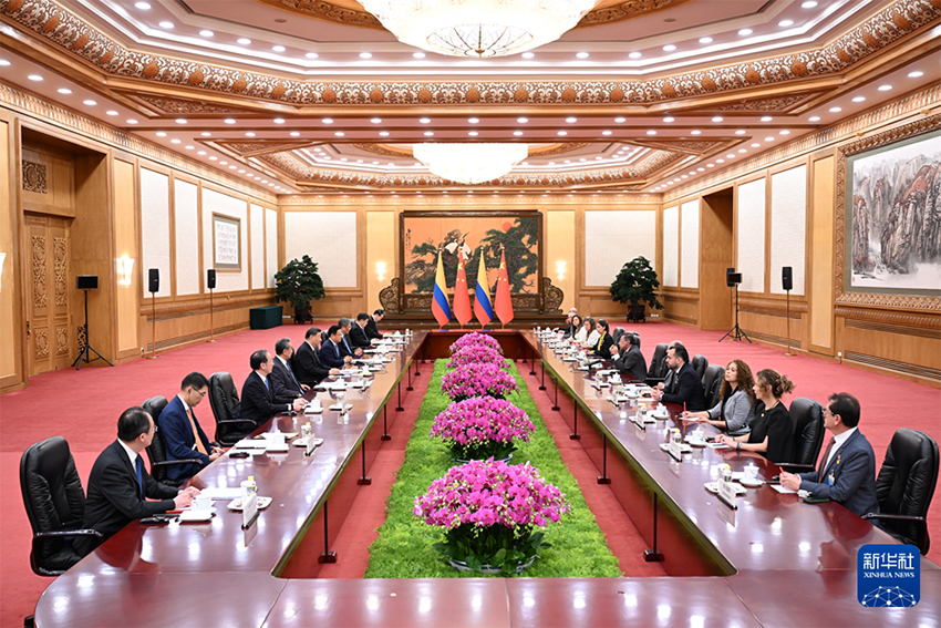 Си Цзиньпин Колумбия Президент? Петромен кездест?