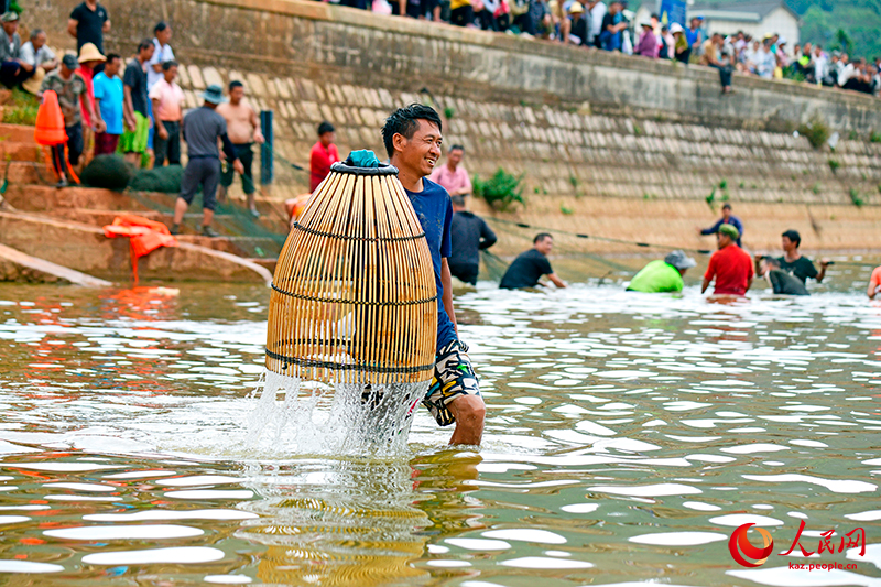Юньнань Майтрея ?аласында?ы д?ст?рл? балы? аулау