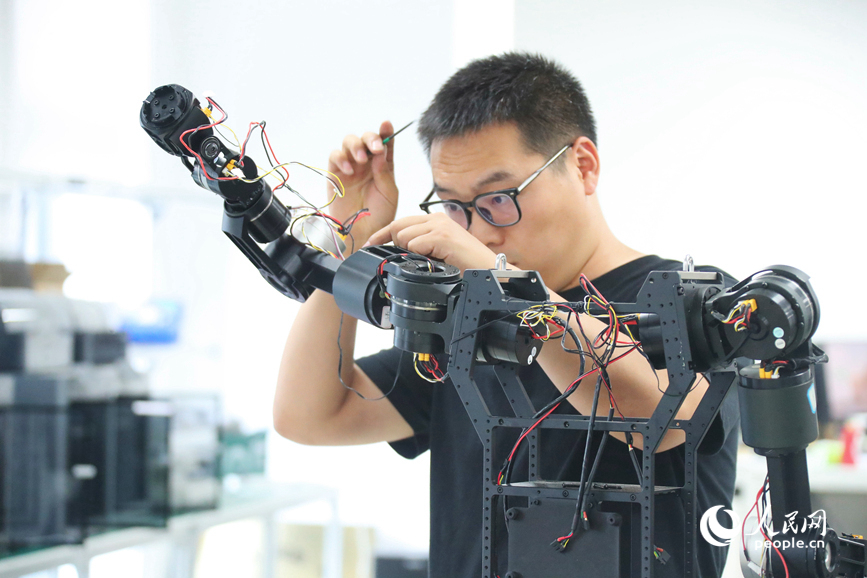 Хэнань ?гуманоидты робот? индустриясын дамытып келед?