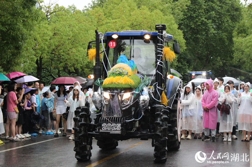 Т?лектерд?? о?у б?т?ру р?с?м?нде ауыл шаруашылы?ы техникасы шеру? ?тт?