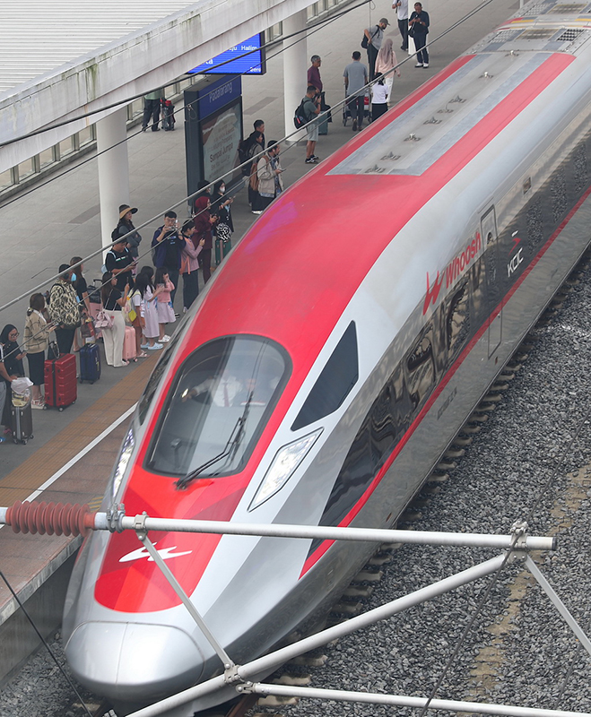 Джакарта-Бандунг ж?рдек тем?ржолы барлы?ы 10 миллионнан астам жолаушыны тасымалдады