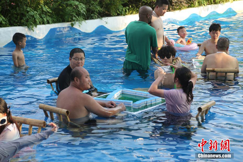 Чунцинде жо?ары температура жал?асып, т?р?ындар су?а т?с?п, сал?ындап ж?р