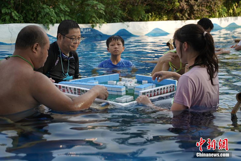 Чунцинде жо?ары температура жал?асып, т?р?ындар су?а т?с?п, сал?ындап ж?р