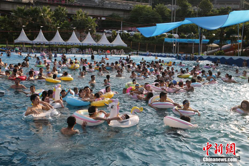 Чунцинде жо?ары температура жал?асып, т?р?ындар су?а т?с?п, сал?ындап ж?р