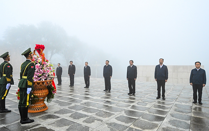 Си Цзиньпин Шаньси ?лкес? Янцюань ?аласында Жапон?а ?арсы со?ысты? ??рбандарына г?л шо?тарын ?ойып, Ж?з топты? со?ысты? мемориалды? залына барды