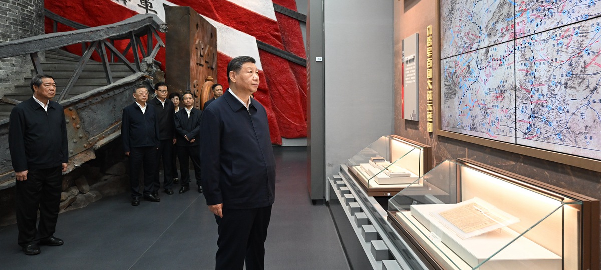 Си Цзиньпин Шаньси ?лкес? Янцюань ?аласында Жапон?а ?арсы со?ысты? ??рбандарына г?л шо?тарын ?ойып, Ж?з топты? со?ысты? мемориалды? залына барды