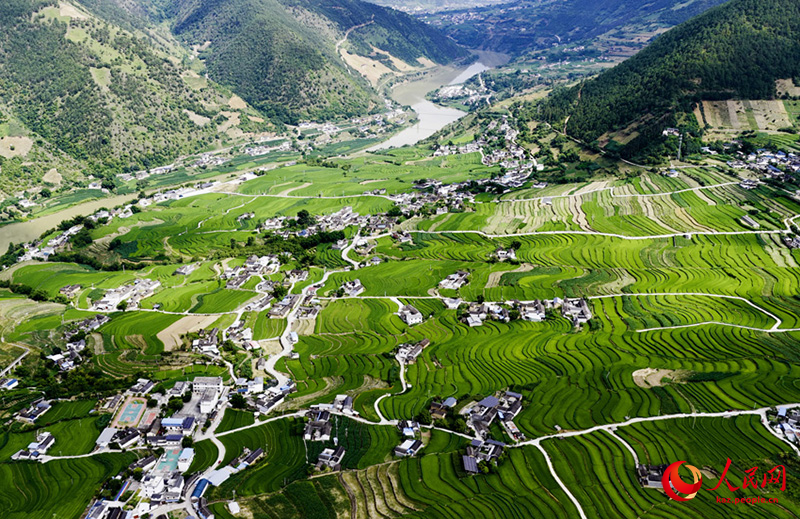 Ланьцанцзян ?зен? жа?асында?ы сатылы атыз сал?ан суреттей к?ркем