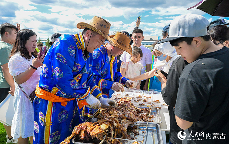 ?шк? Мо???лды? Хух-Хото ?аласында ?ала надамы басталды