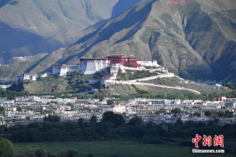 Жаз ортасында?ы Лалу сазыны? к?ркем к?р?н?с?