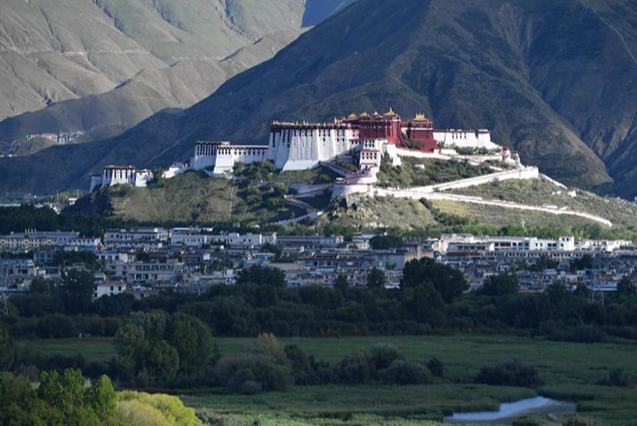 Жаз ортасында?ы Лалу сазыны? к?ркем к?р?н?с?