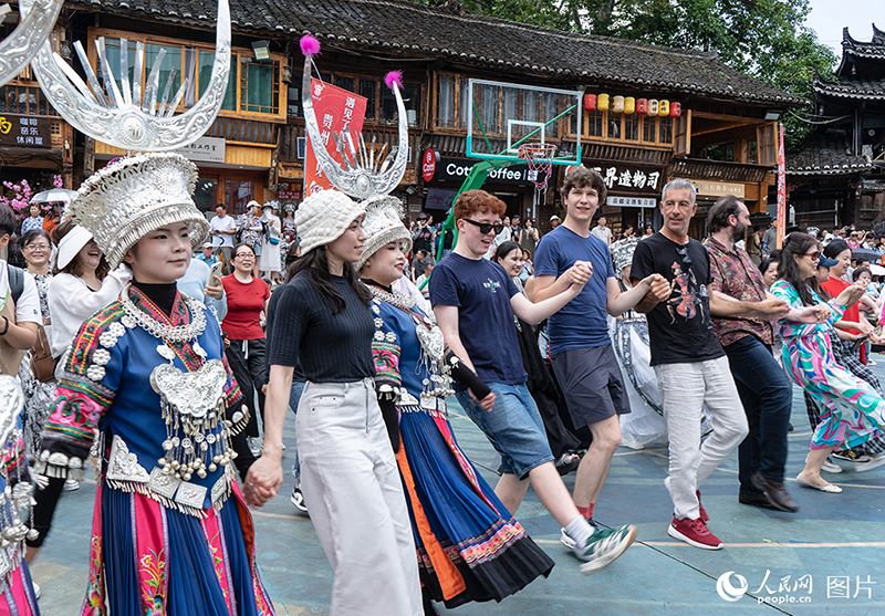 ?ытай?а саяхат танымал бола т?ст?