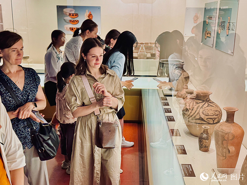 ?ытай?а саяхат танымал бола т?ст?