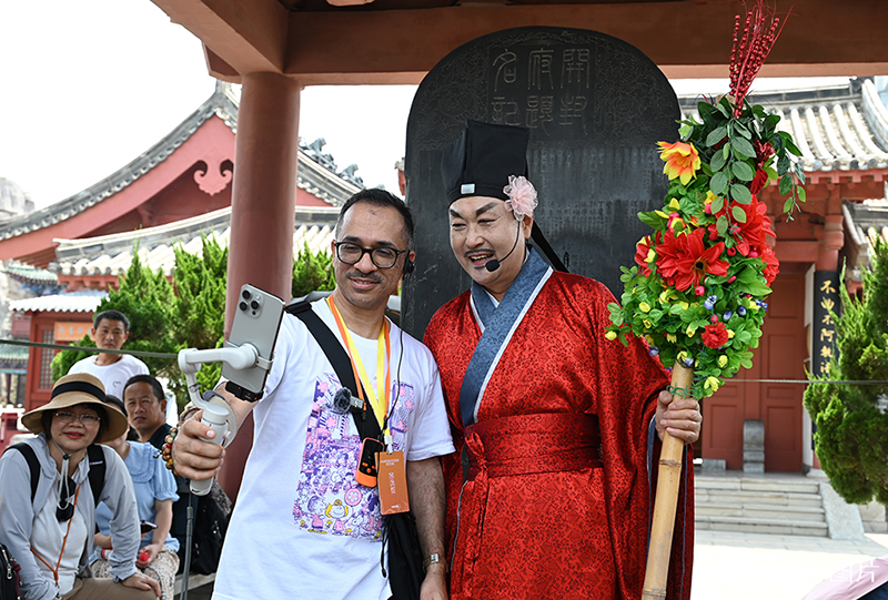 ?ытай?а саяхат танымал бола т?ст?