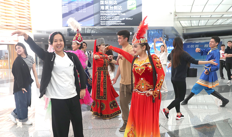 ?аза?станды? ?н-би ?жымы 7-?нш? ?ытай Шы?жа? халы?аралы? халы? би фестивал?не ?атысу ?ш?н ?р?мж?ге келд?