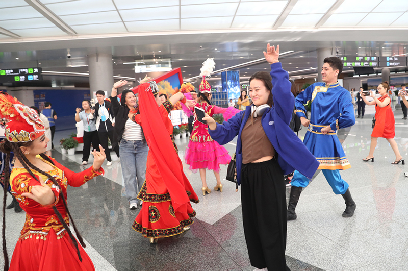 ?аза?станды? ?н-би ?жымы 7-?нш? ?ытай Шы?жа? халы?аралы? халы? би фестивал?не ?атысу ?ш?н ?р?мж?ге келд?