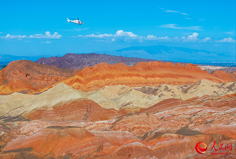 Ганьсу ?лкес? Чжанье ?аласыны? алуан т?ст? Данься к?ркем айма?ын к?н?не 30 мы?нан астам турист тамашалайды