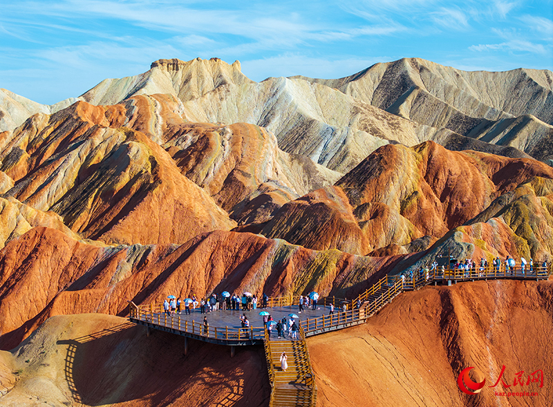 Ганьсу ?лкес? Чжанье ?аласыны? алуан т?ст? Данься к?ркем айма?ын к?н?не 30 мы?нан астам турист тамашалайды