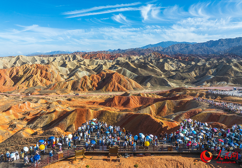 Ганьсу ?лкес? Чжанье ?аласыны? алуан т?ст? Данься к?ркем айма?ын к?н?не 30 мы?нан астам турист тамашалайды