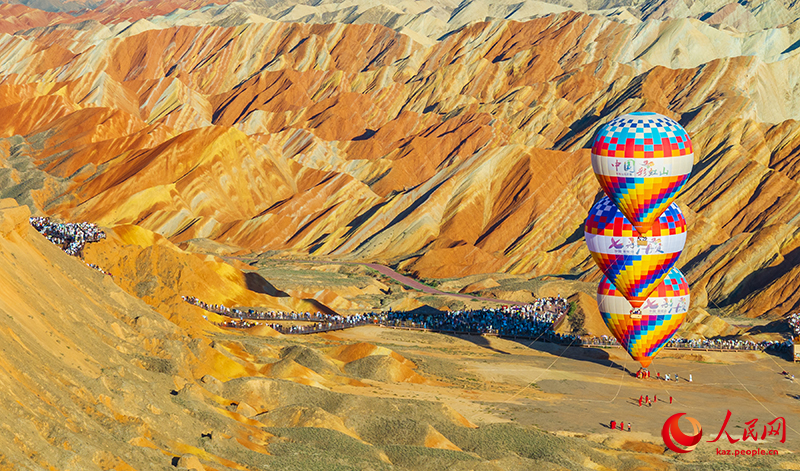 Ганьсу ?лкес? Чжанье ?аласыны? алуан т?ст? Данься к?ркем айма?ын к?н?не 30 мы?нан астам турист тамашалайды