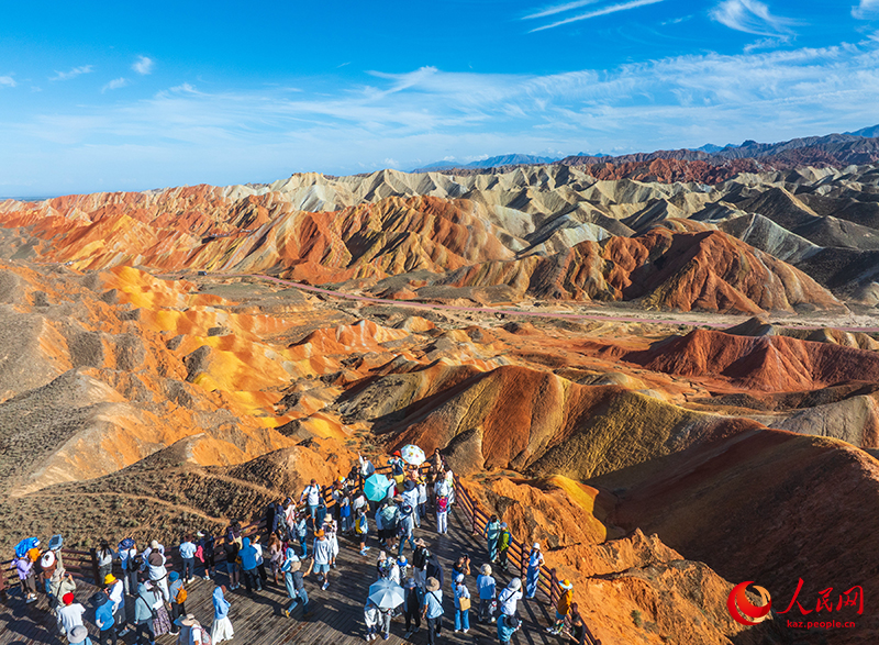 Ганьсу ?лкес? Чжанье ?аласыны? алуан т?ст? Данься к?ркем айма?ын к?н?не 30 мы?нан астам турист тамашалайды