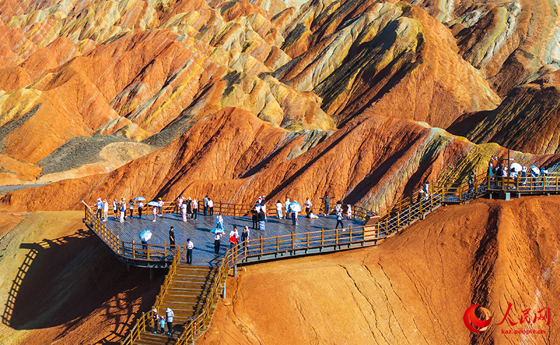 Ганьсу ?лкес? Чжанье ?аласыны? алуан т?ст? Данься к?ркем айма?ын к?н?не 30 мы?нан астам турист тамашалайды