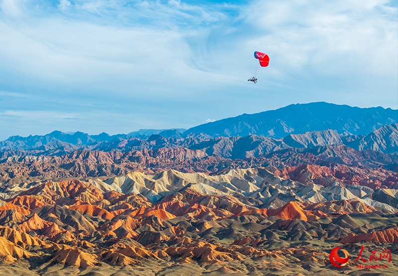 Ганьсу ?лкес? Чжанье ?аласыны? алуан т?ст? Данься к?ркем айма?ын к?н?не 30 мы?нан астам турист тамашалайды