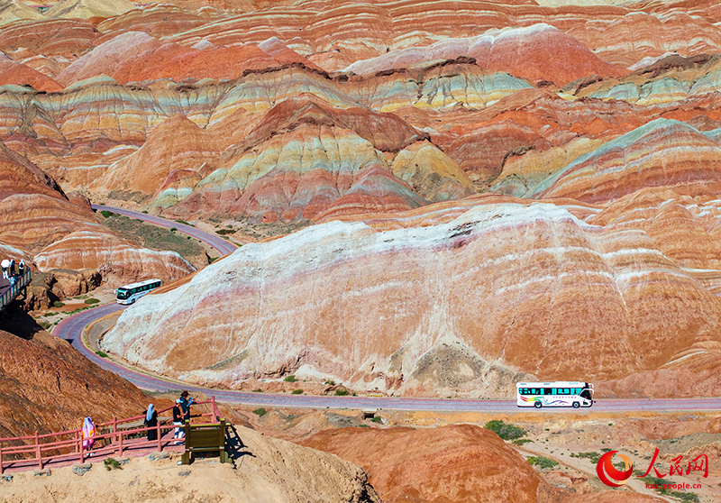 Ганьсу ?лкес? Чжанье ?аласыны? алуан т?ст? Данься к?ркем айма?ын к?н?не 30 мы?нан астам турист тамашалайды