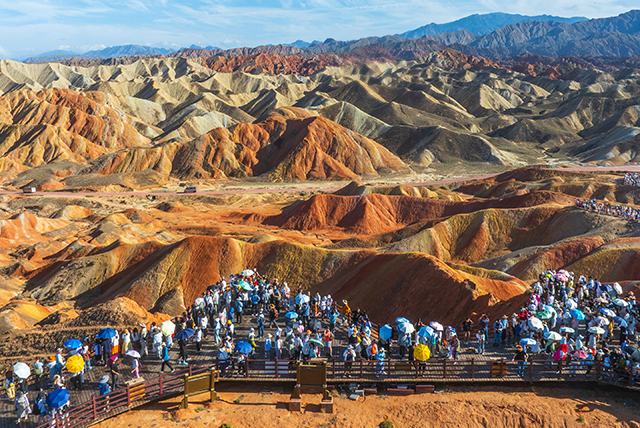 Ганьсу ?лкес? Чжанье ?аласыны? алуан т?ст? Данься к?ркем айма?ын к?н?не 30 мы?нан астам турист тамашалайды