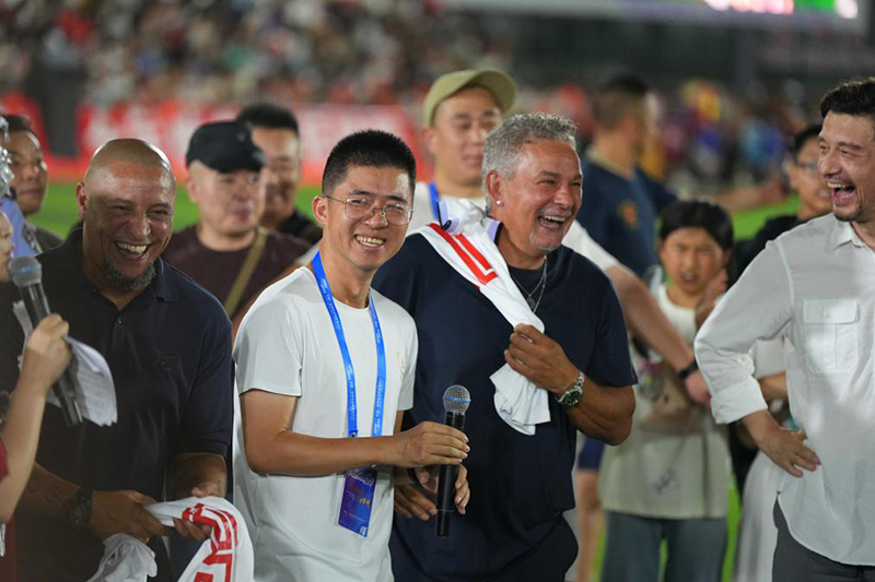 Футбол ж?лдыздары Баджо мен Карлос Гуйчжоу?а ?Ауыл футбол жарысын? к?руге келд?