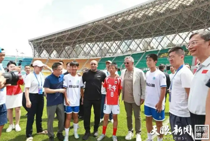 Футбол ж?лдыздары Баджо мен Карлос Гуйчжоу?а ?Ауыл футбол жарысын? к?руге келд?