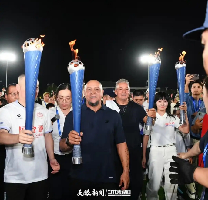 Футбол ж?лдыздары Баджо мен Карлос Гуйчжоу?а ?Ауыл футбол жарысын? к?руге келд?